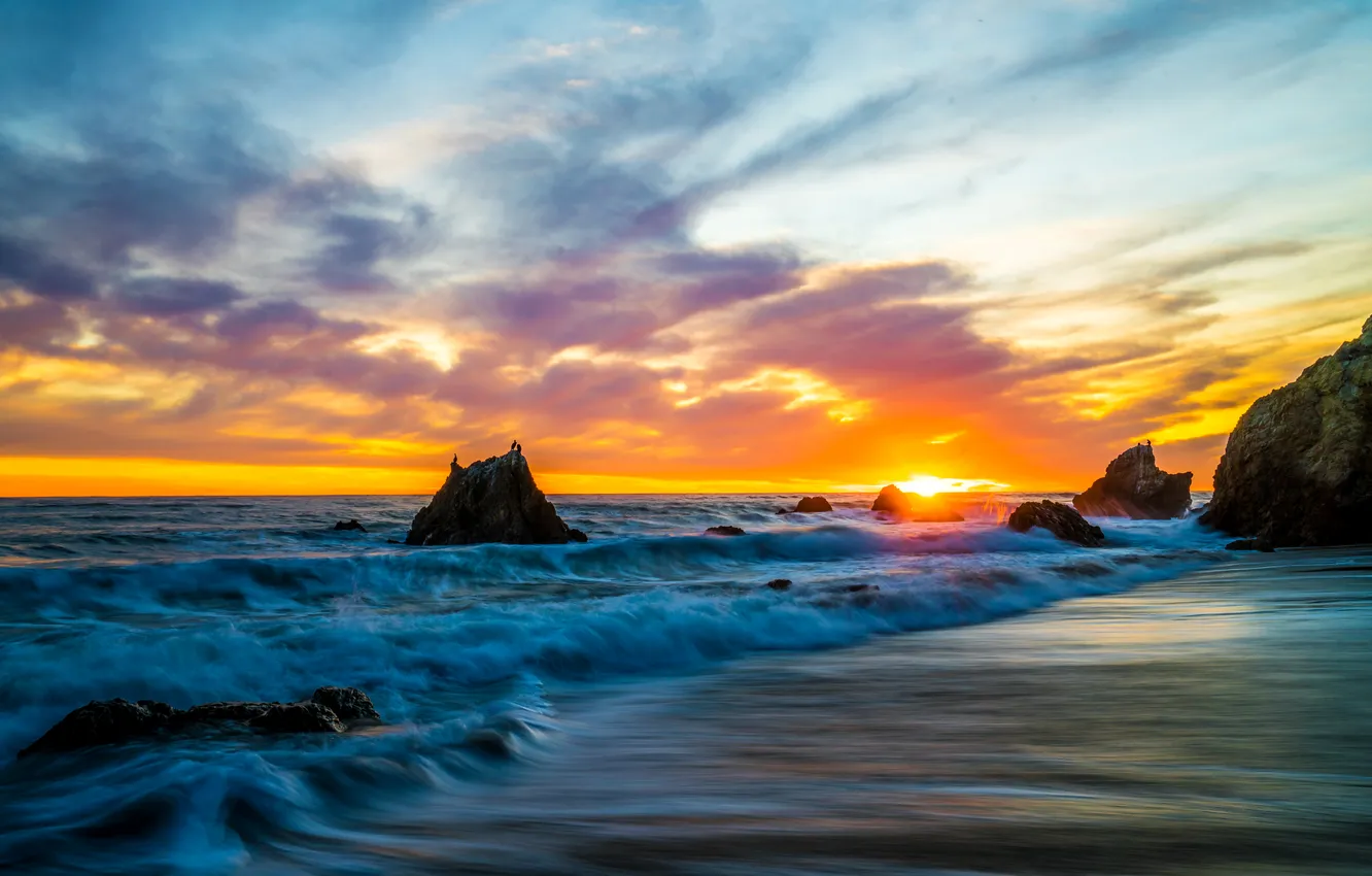 Фото обои море, волны, небо, солнце, закат, камни, побережье, горизонт