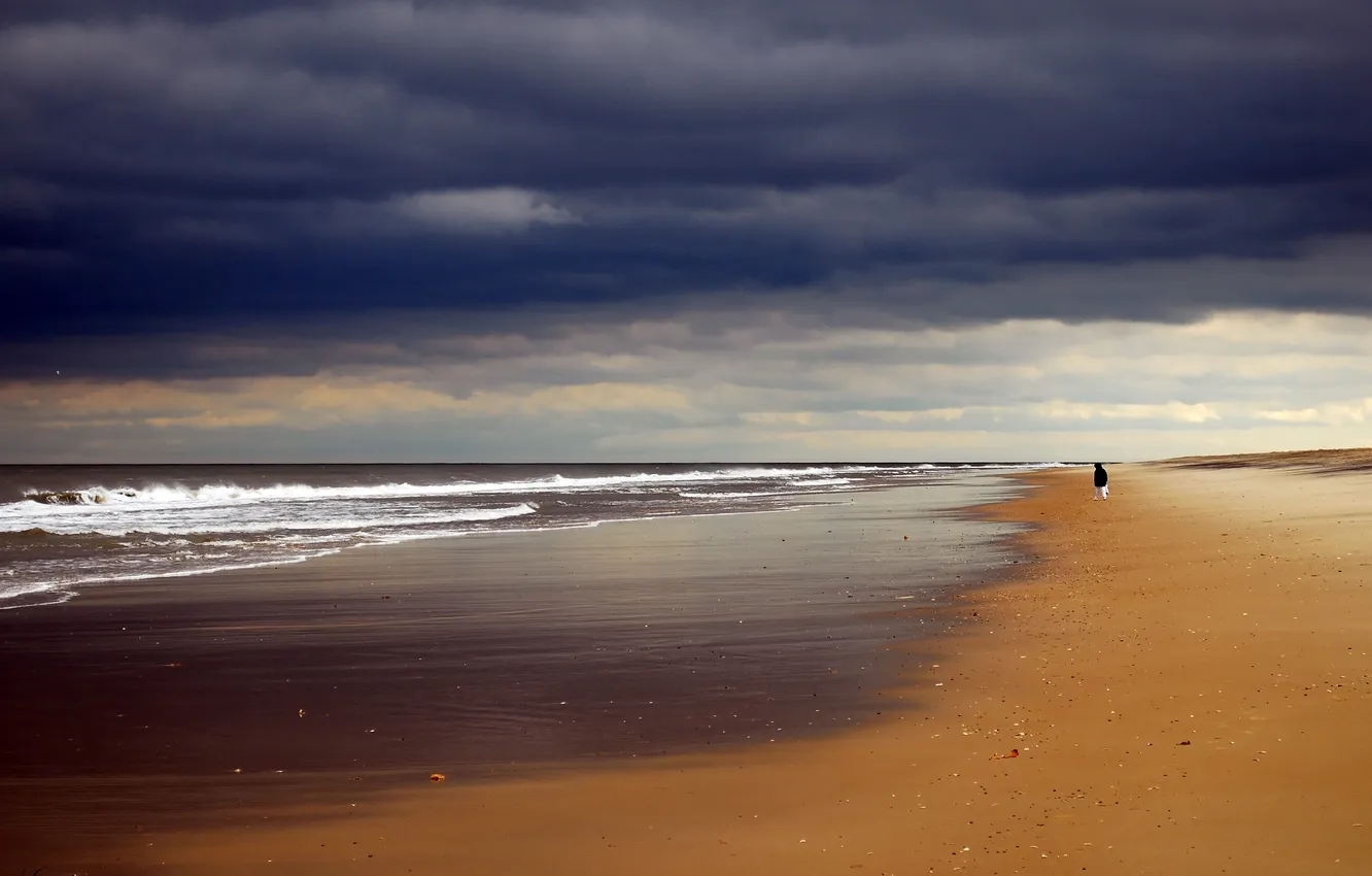 Фото обои песок, море, волны, небо, пейзаж, тучи, берег, человек