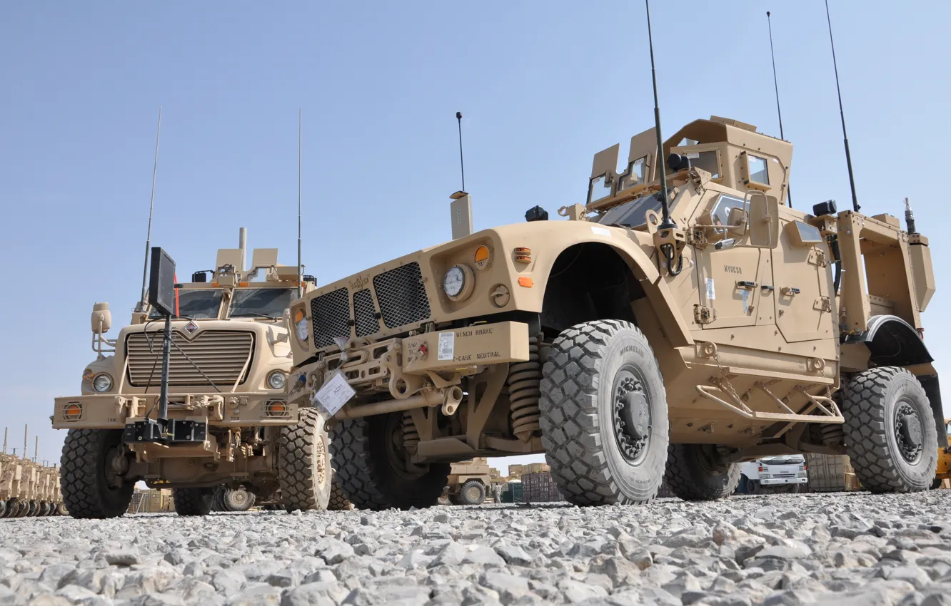 Фото обои два, Афганистан, броневик, бронетранспортёр, MaxxPros