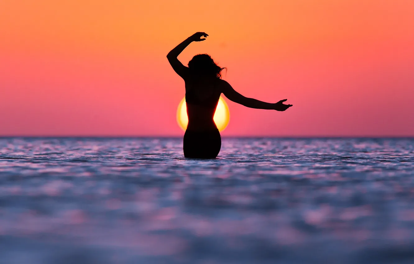 Фото обои море, солнце, закат, Девушка, фигура, силуэт