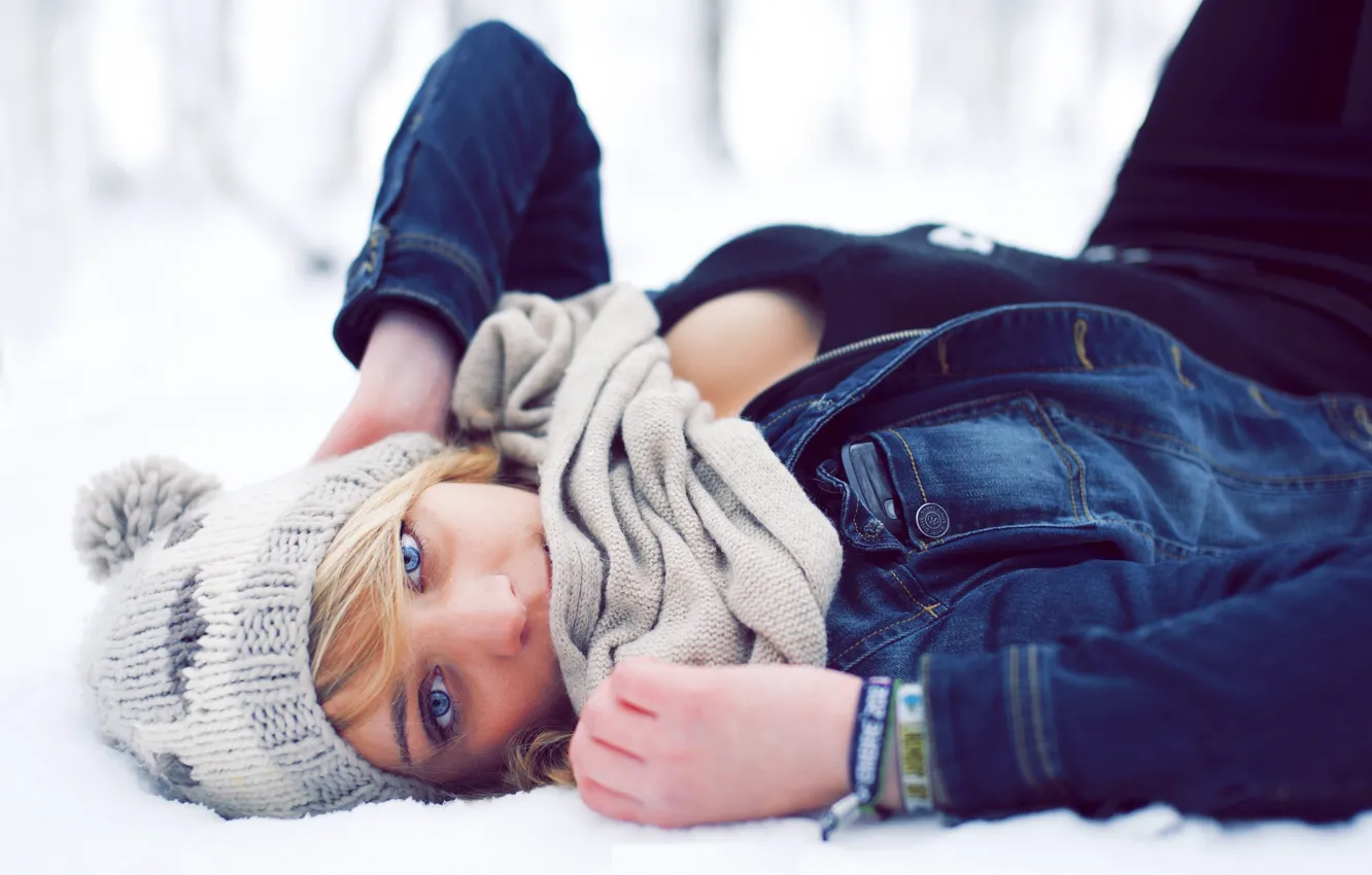 Фото обои зима, глаза, взгляд, девушка, снег, лицо, шапка, шарф