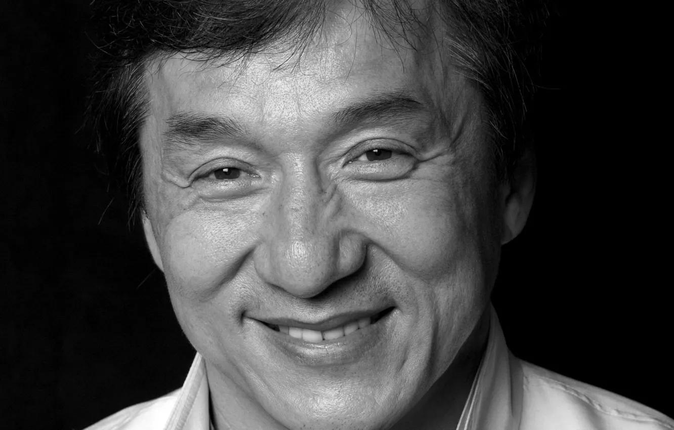 Фото обои улыбка, актёр, Джеки Чан, мимика, Jackie Chan, чёрно - белое фото