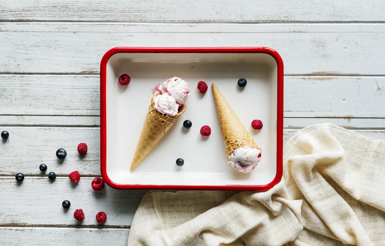 Фото обои ягоды, малина, черника, мороженое, десерт, wood, вафельный рожок, Ice cream