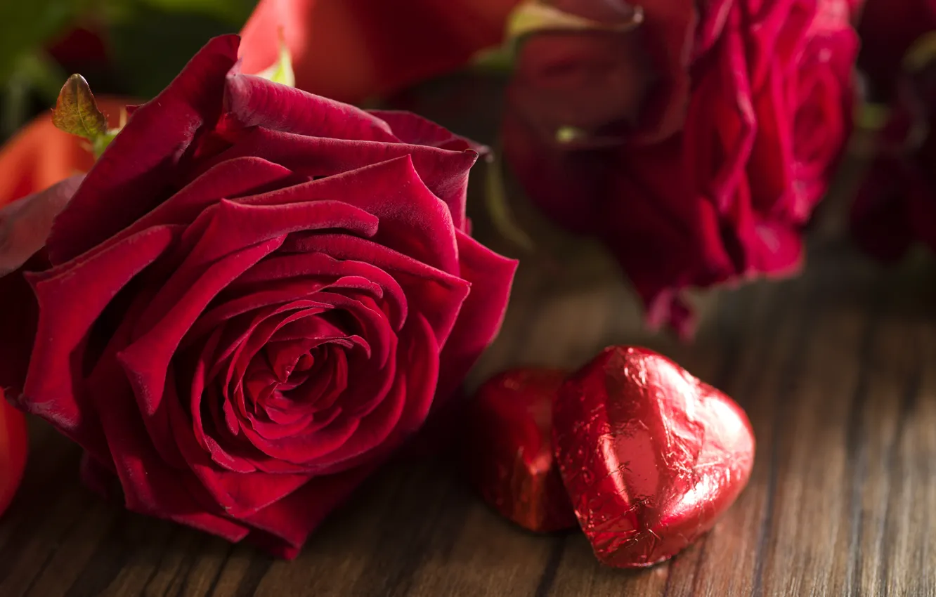 Фото обои сердечки, red, love, heart, romantic, gift, roses, красные розы