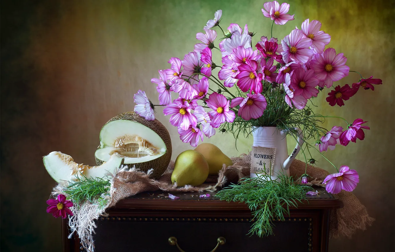Фото обои цветы, ткань, кувшин, фрукты, натюрморт, груши, столик, мешковина