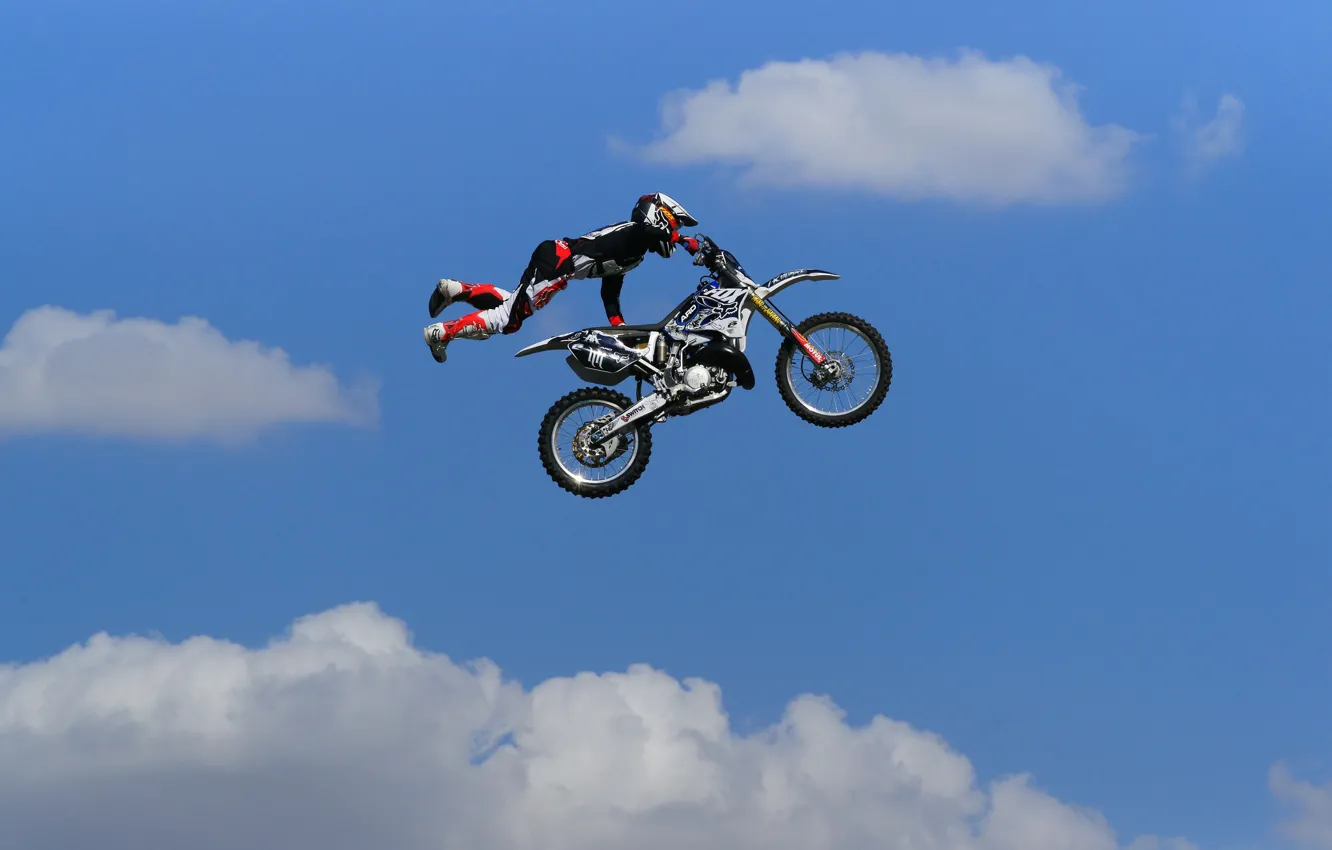 Фото обои небо, облака, прыжок, мотоцикл, мужчина, мотокросс