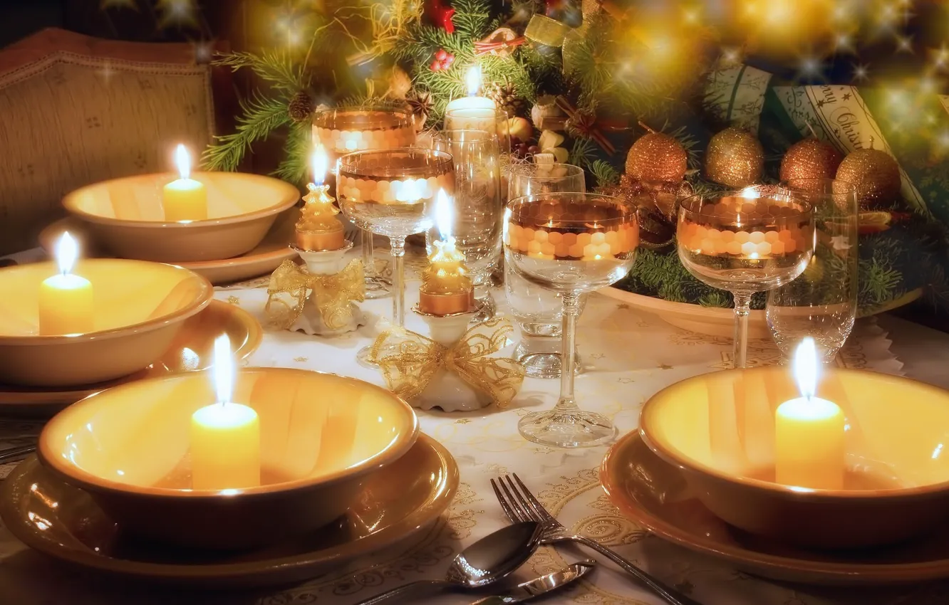 Фото обои стол, елка, свечи, бокалы, Рождество, посуда, бантики, новогодняя