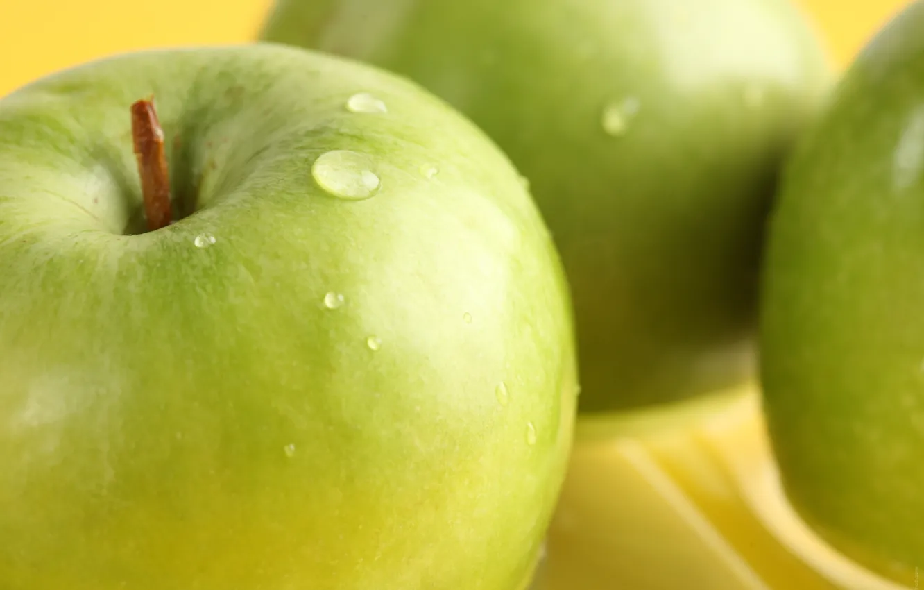Фото обои вода, капли, макро, яблоки, зелёные