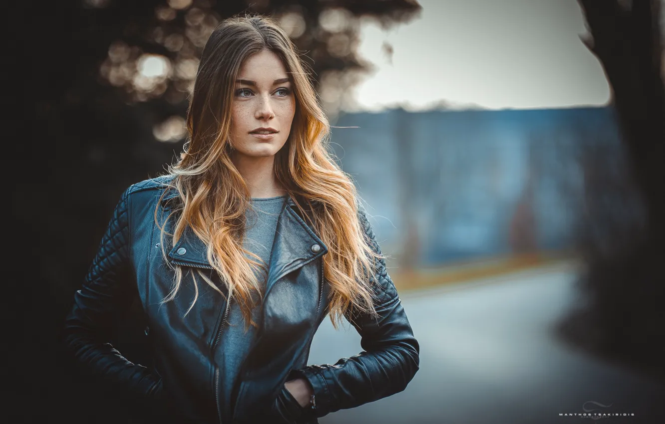 Фото обои girl, long hair, brown hair, brown eyes, photo, photographer, model, bokeh