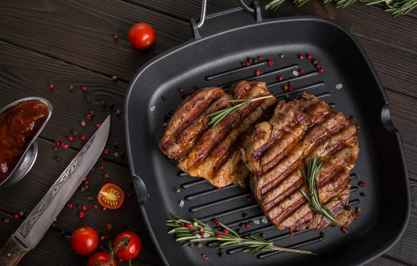 Фото обои мясо, помидоры, розмарин, стейк