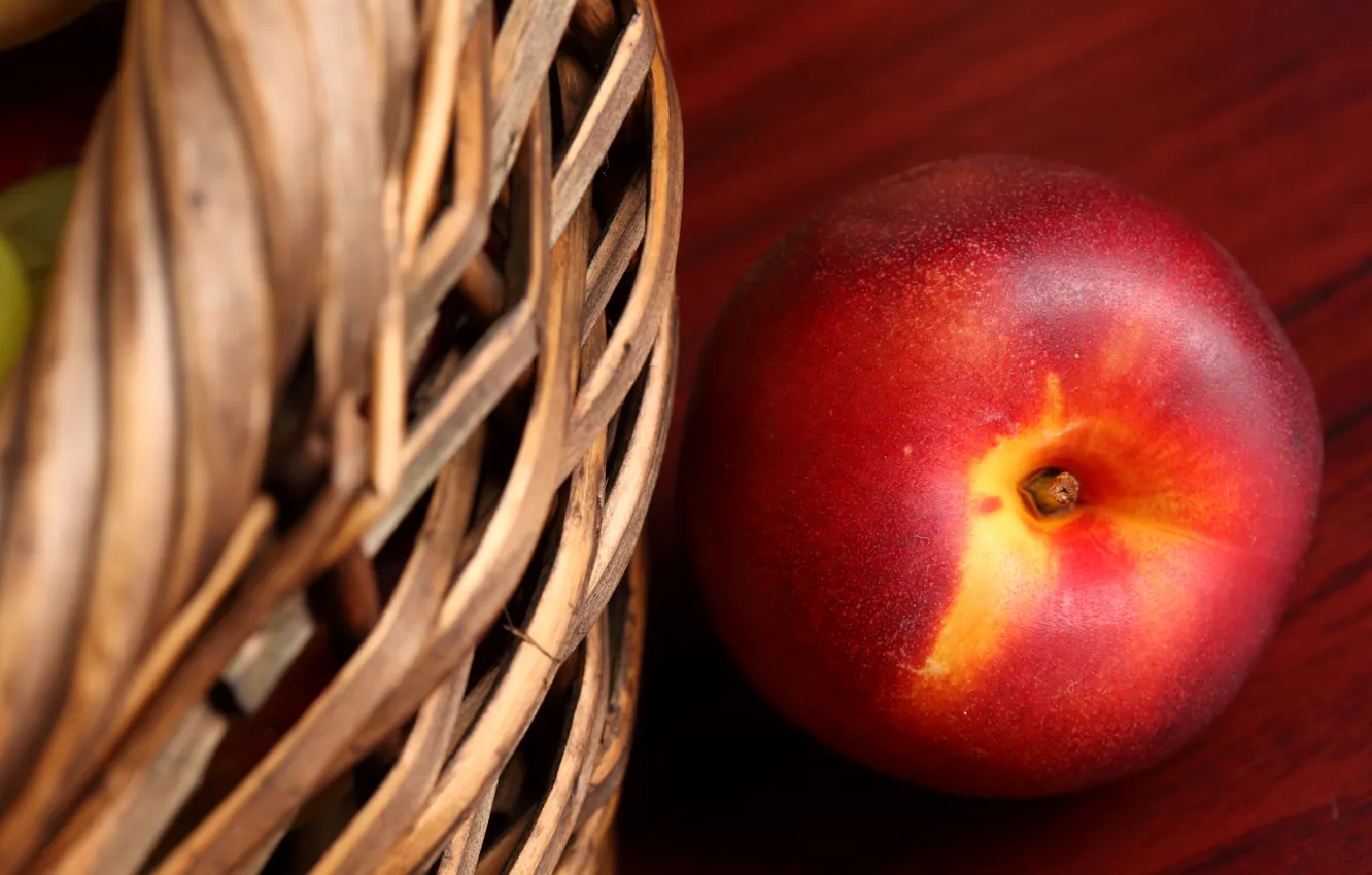 Фото обои макро, стол, корзина, фрукт, персик, нектарин
