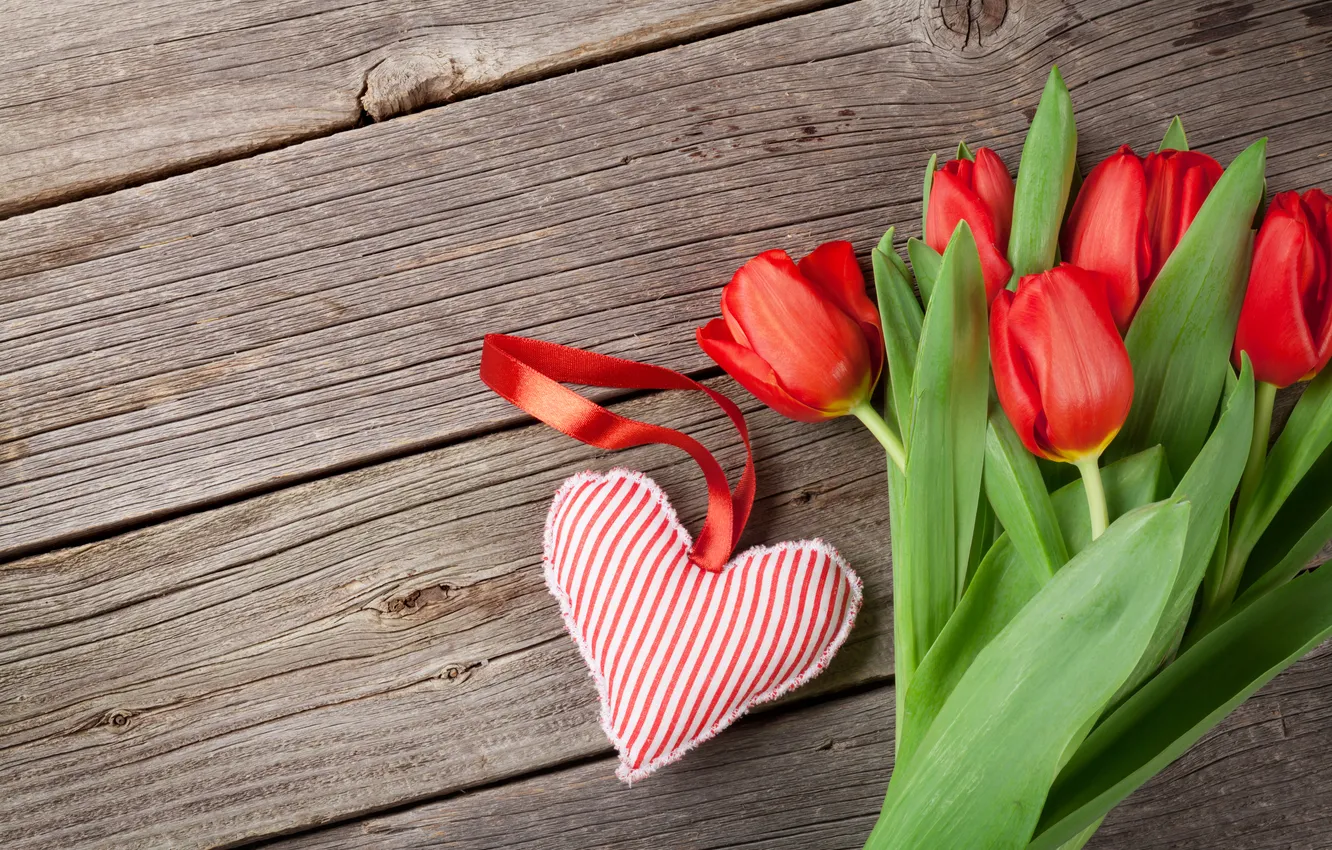 Фото обои цветы, букет, тюльпаны, красные, red, love, heart, wood
