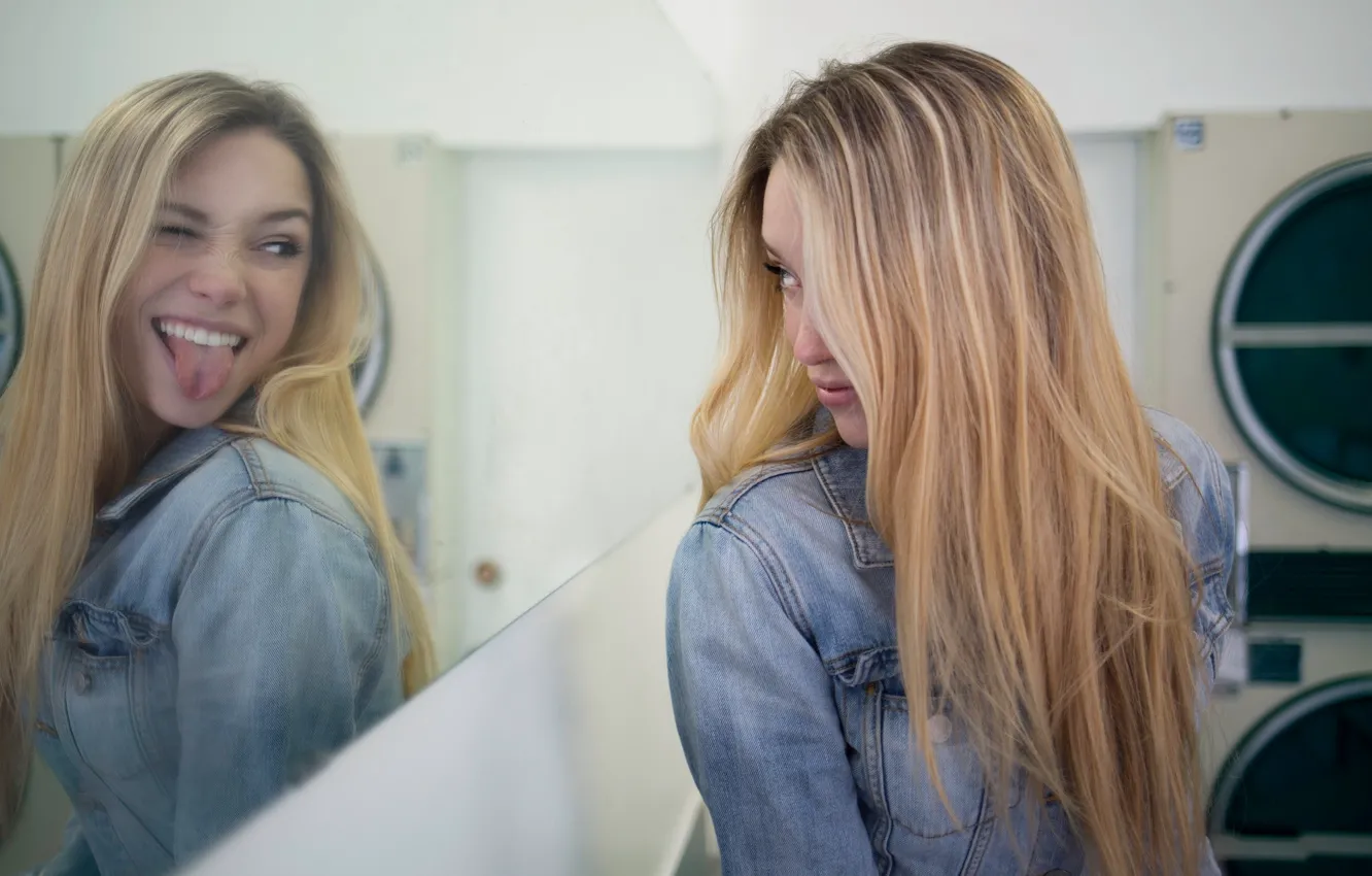 Фото обои язык, взгляд, девушка, отражение, зеркало, Alexis Ren
