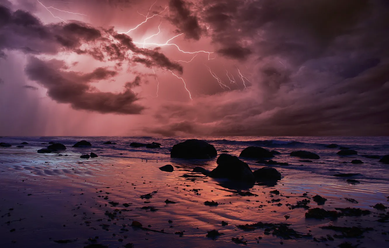 Фото обои море, гроза, волны, небо, тучи, камни, берег, молния