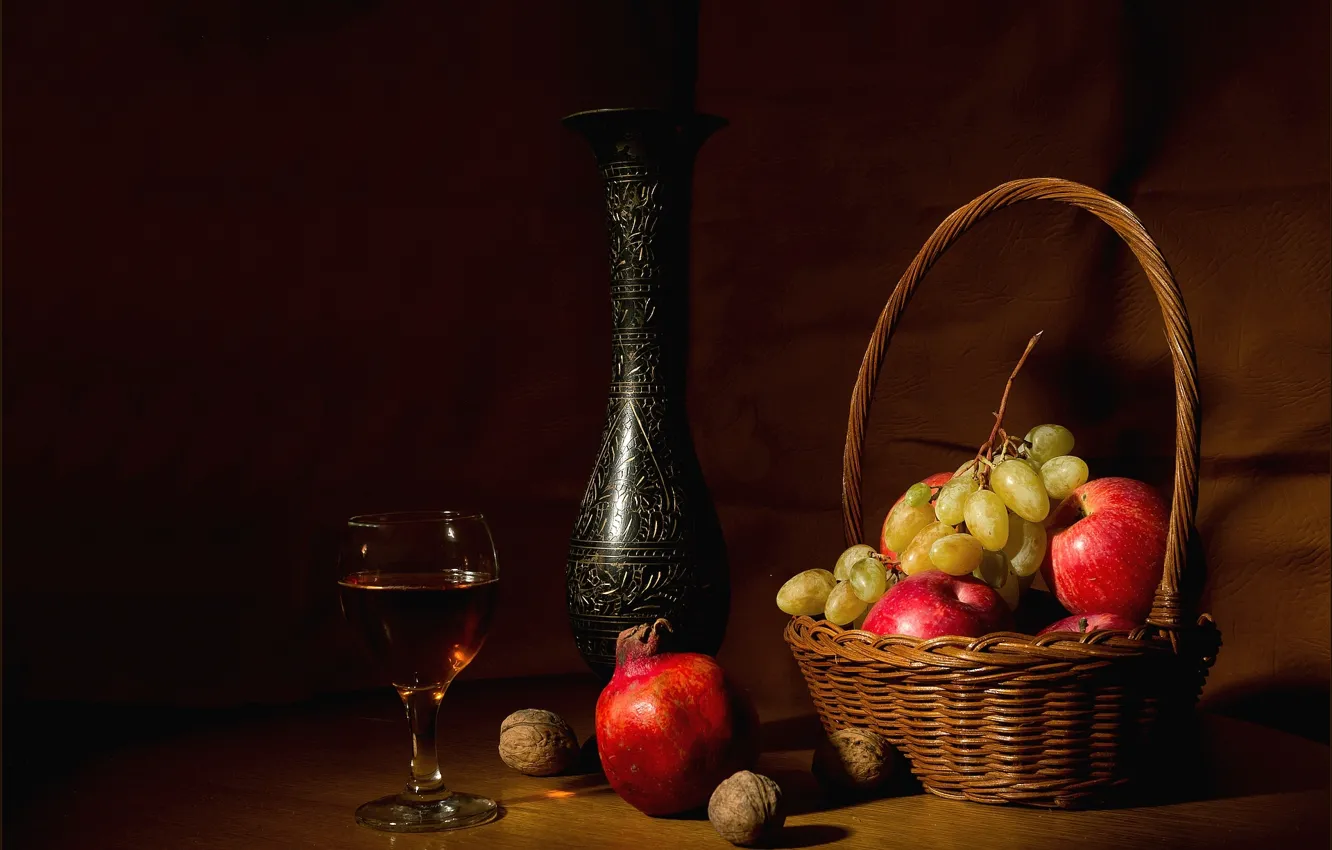 Фото обои бокал, яблоко, виноград, кувшин, орехи, натюрморт, гранат
