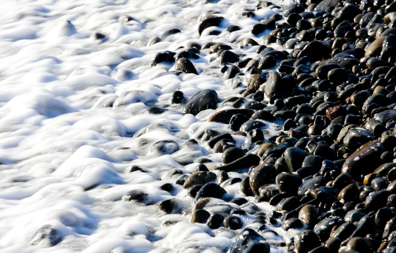 Фото обои море, волны, пляж, пена, вода, галька, камни, фон