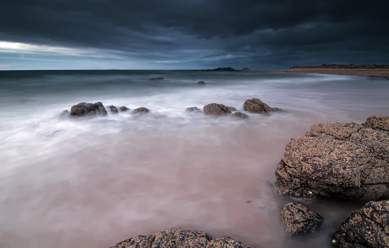Фото обои море, небо, тучи, камни, берег, вечер, Шотландия, Великобритания