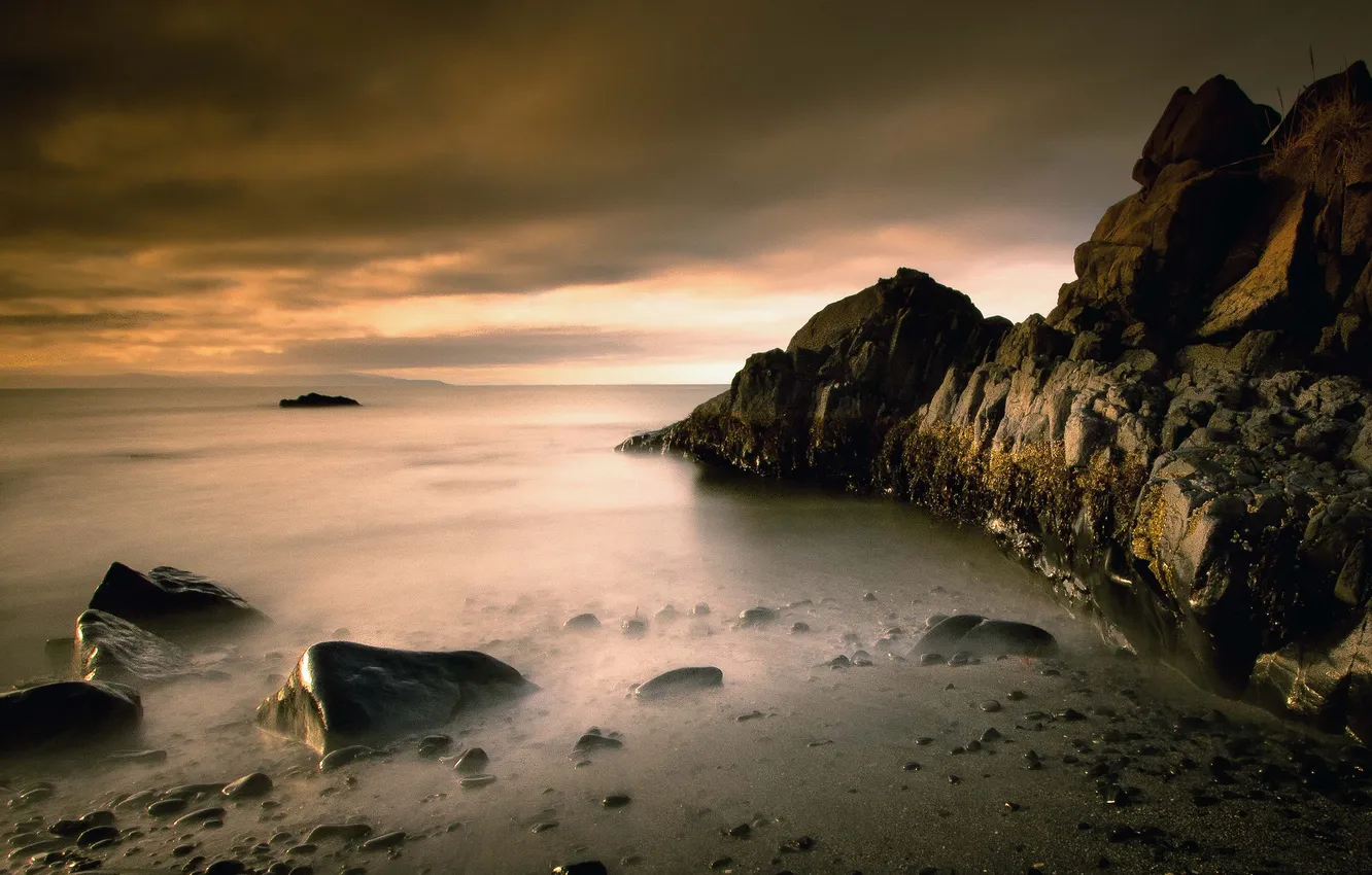 Фото обои море, закат, тучи, камни, скалы