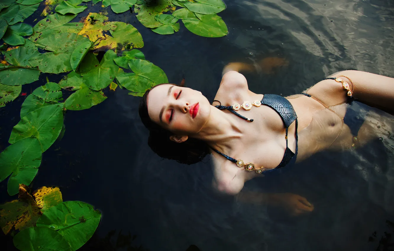 Фото обои грудь, листья, вода, девушка, природа, поза, озеро, пруд