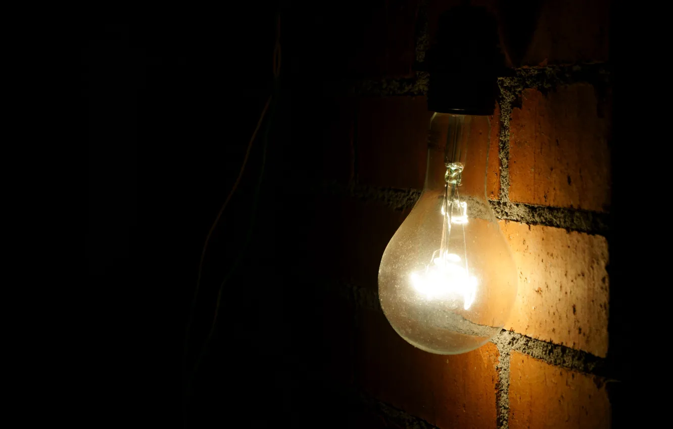 Фото обои лампочка, свет, провода, кирпичная стена