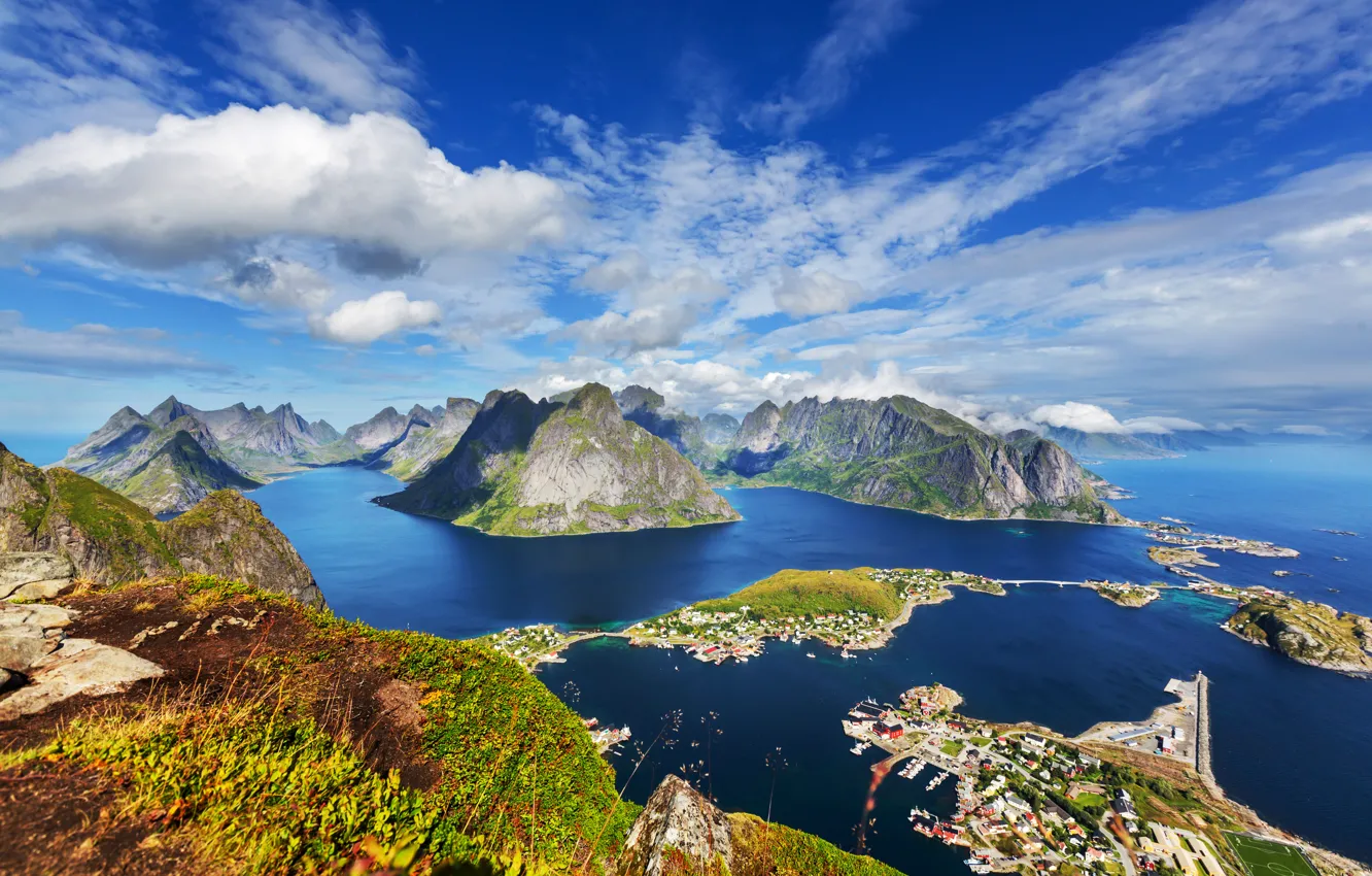 Фото обои море, острова, облака, горы, побережье, дома, Норвегия, панорама