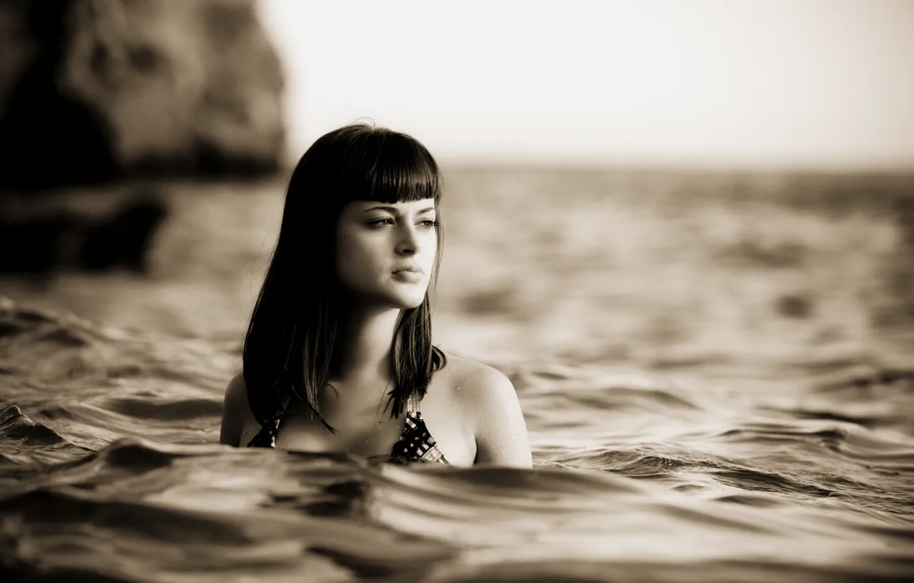Фото обои море, вода, девушка, черно-белое