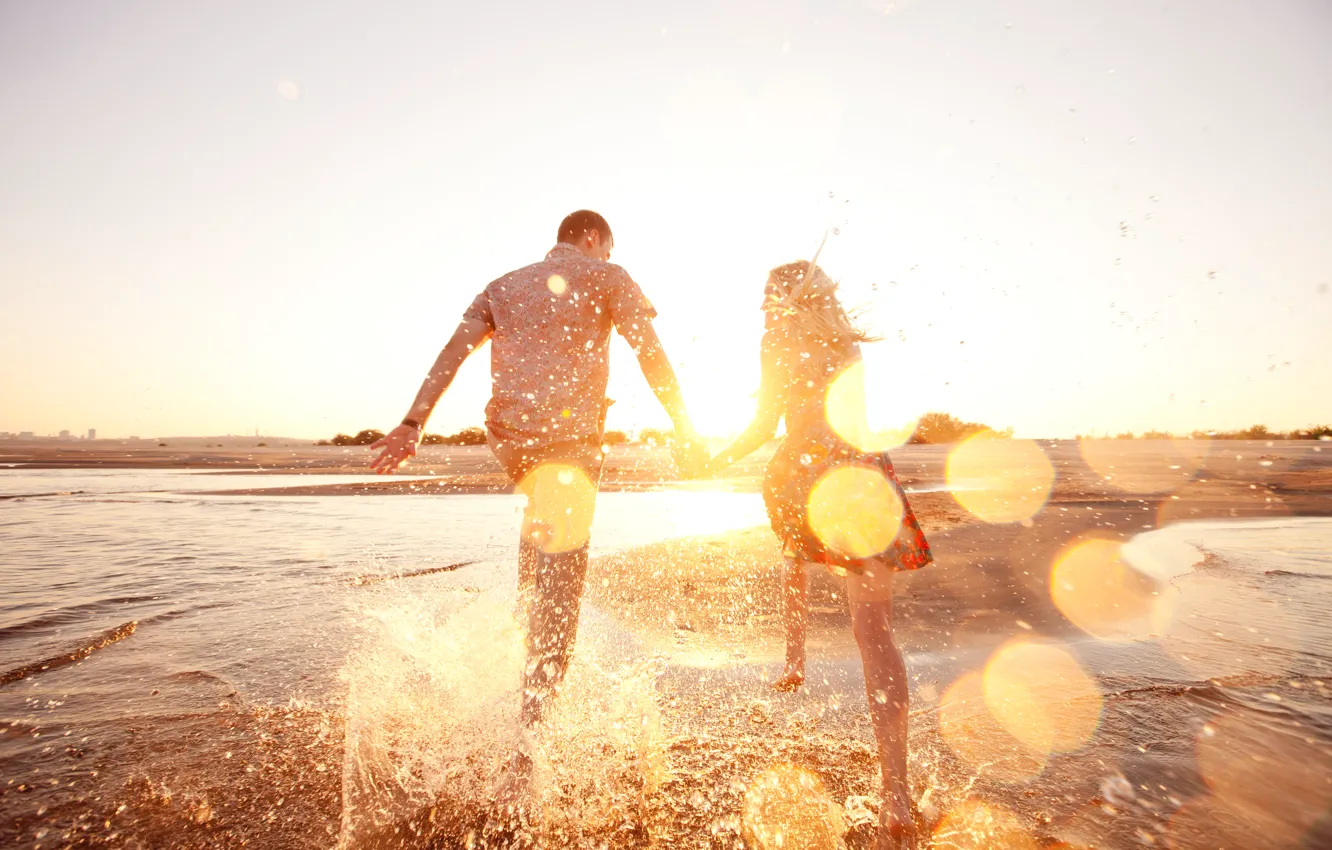 Фото обои пляж, вода, девушка, брызги, настроение, бег, парень, двое