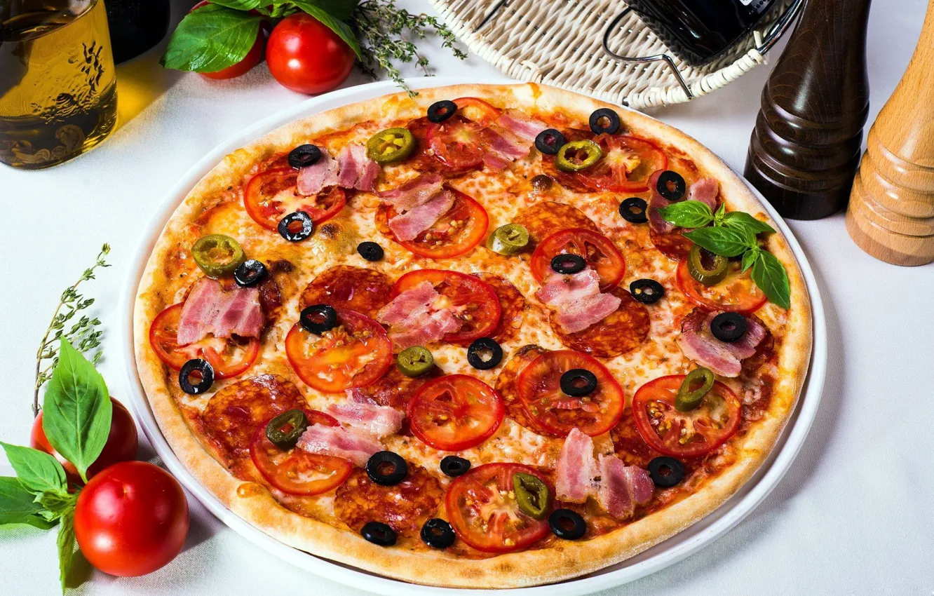 Фото обои сыр, пицца, помидор, оливки, бекон