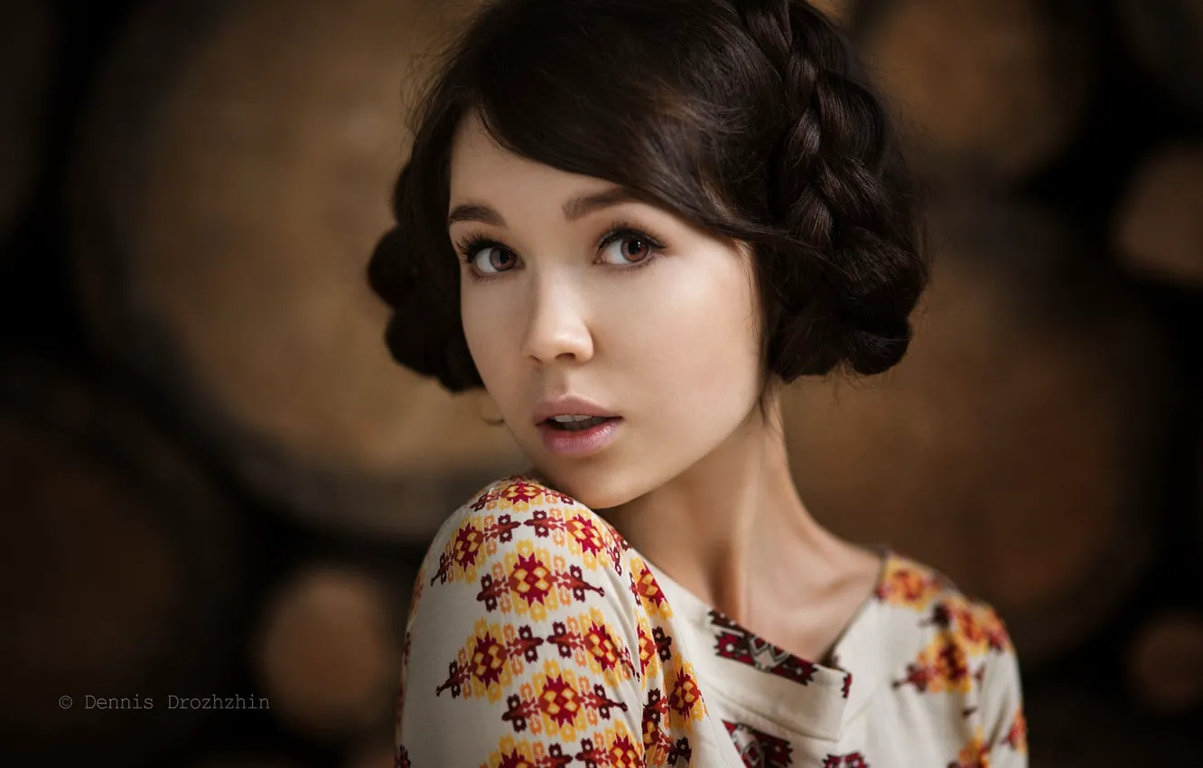 Фото обои удивление, brown eyes, красивая девушка, размытый фон, карие глаза, beautiful girl, blurred background, surprise