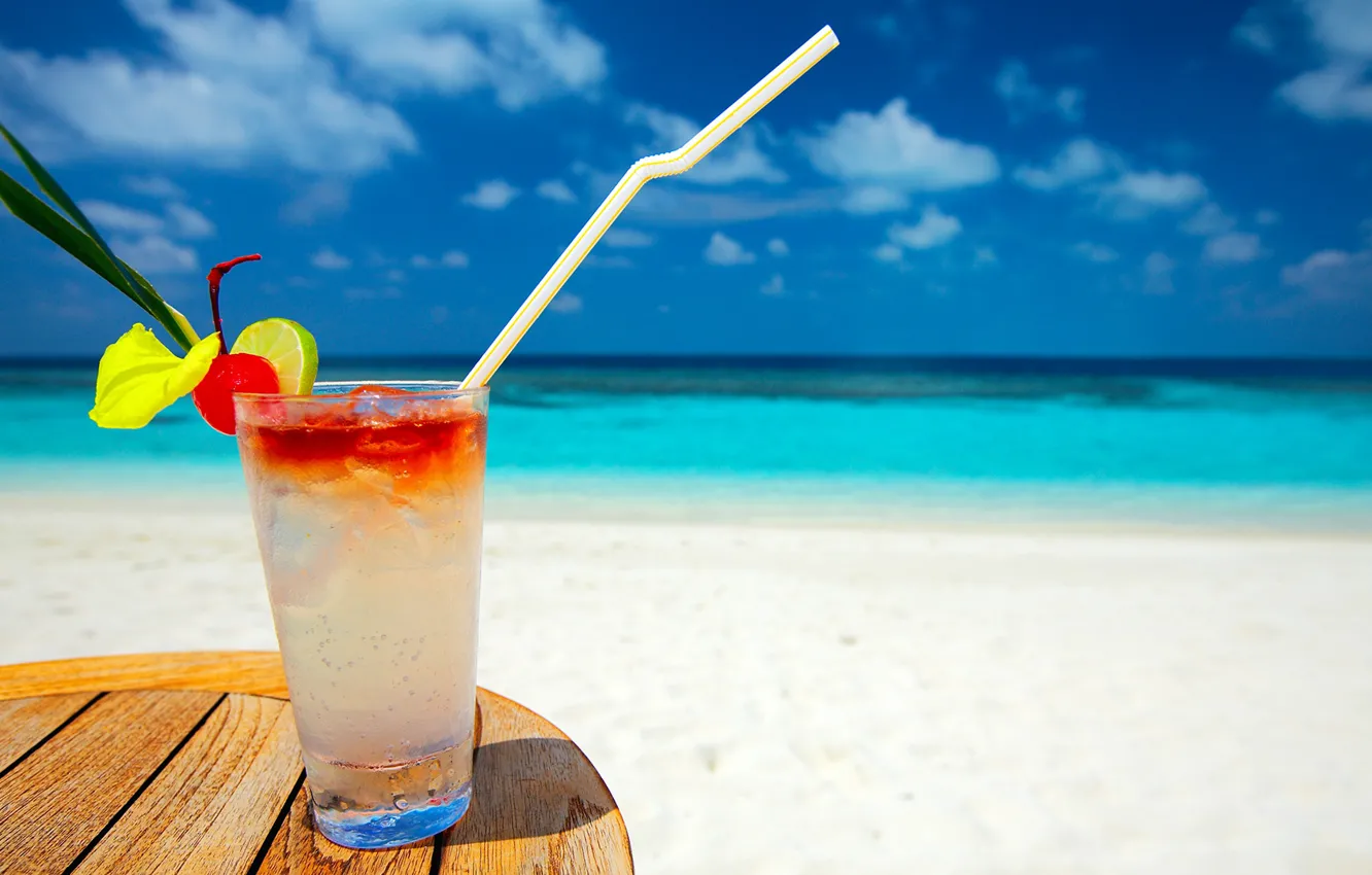 Фото обои песок, море, небо, стакан, берег, коктейль, трубочка, столик