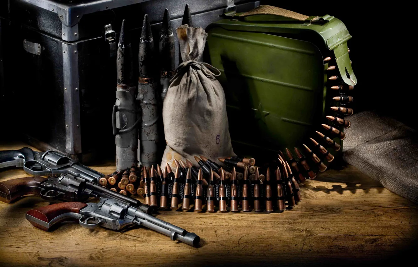 Фото обои оружие, пистолеты, лента, патроны, боеприпасы, револьверы