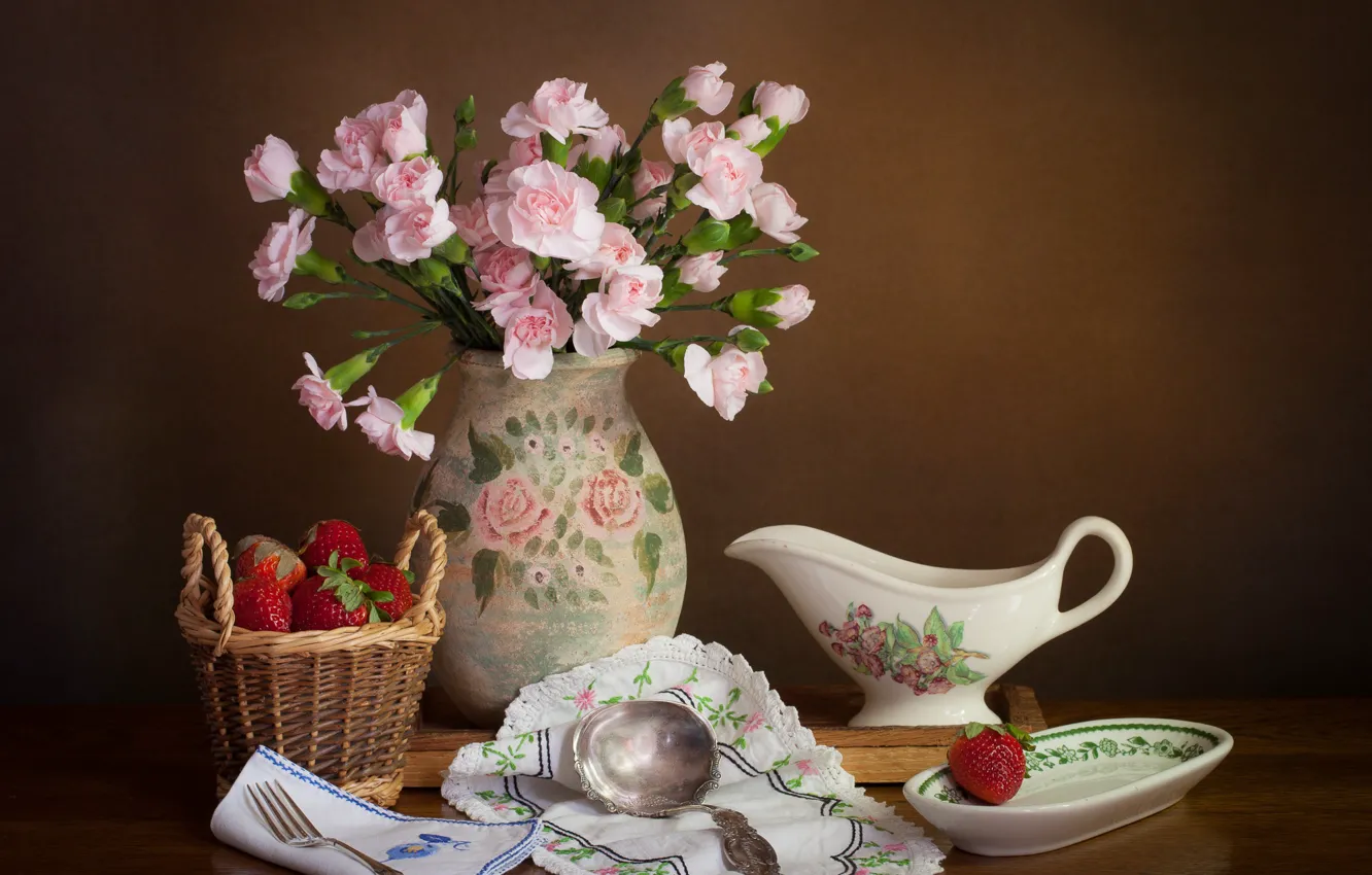 Фото обои цветы, стиль, ягоды, фон, клубника, ваза, натюрморт, корзинка