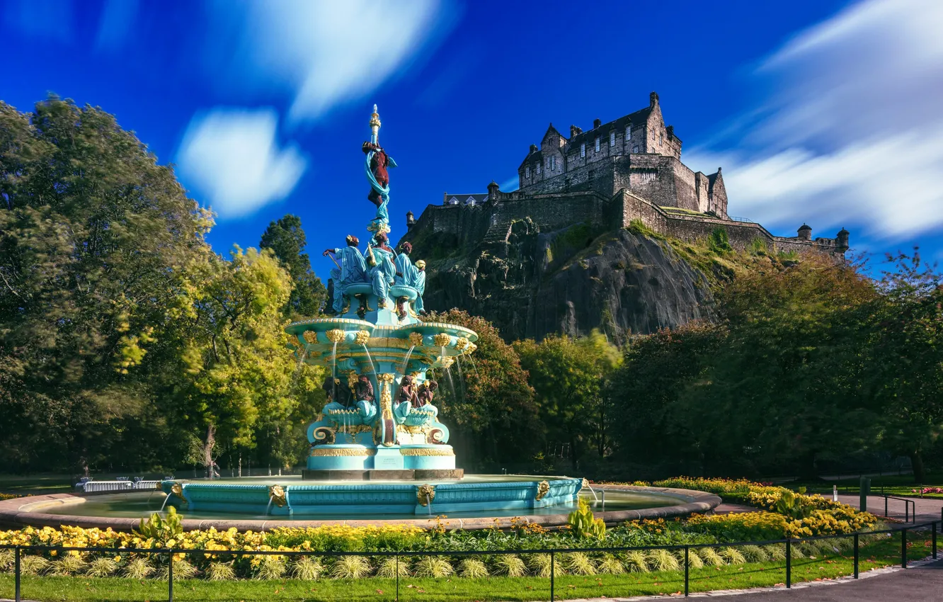 Фото обои деревья, скала, парк, замок, Шотландия, фонтан, Scotland, Эдинбург