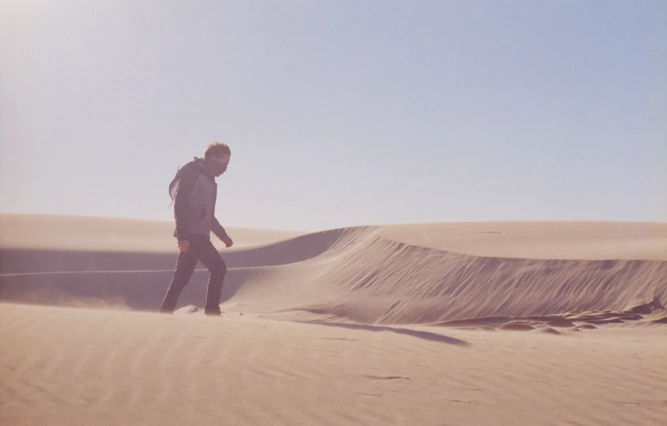 Фото обои desert, man, sand, wind, sunny, dry