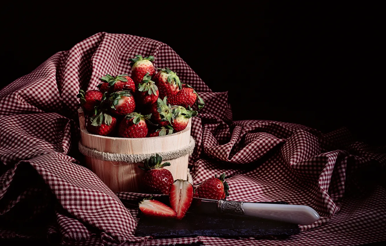 Фото обои ягоды, клубника, нож