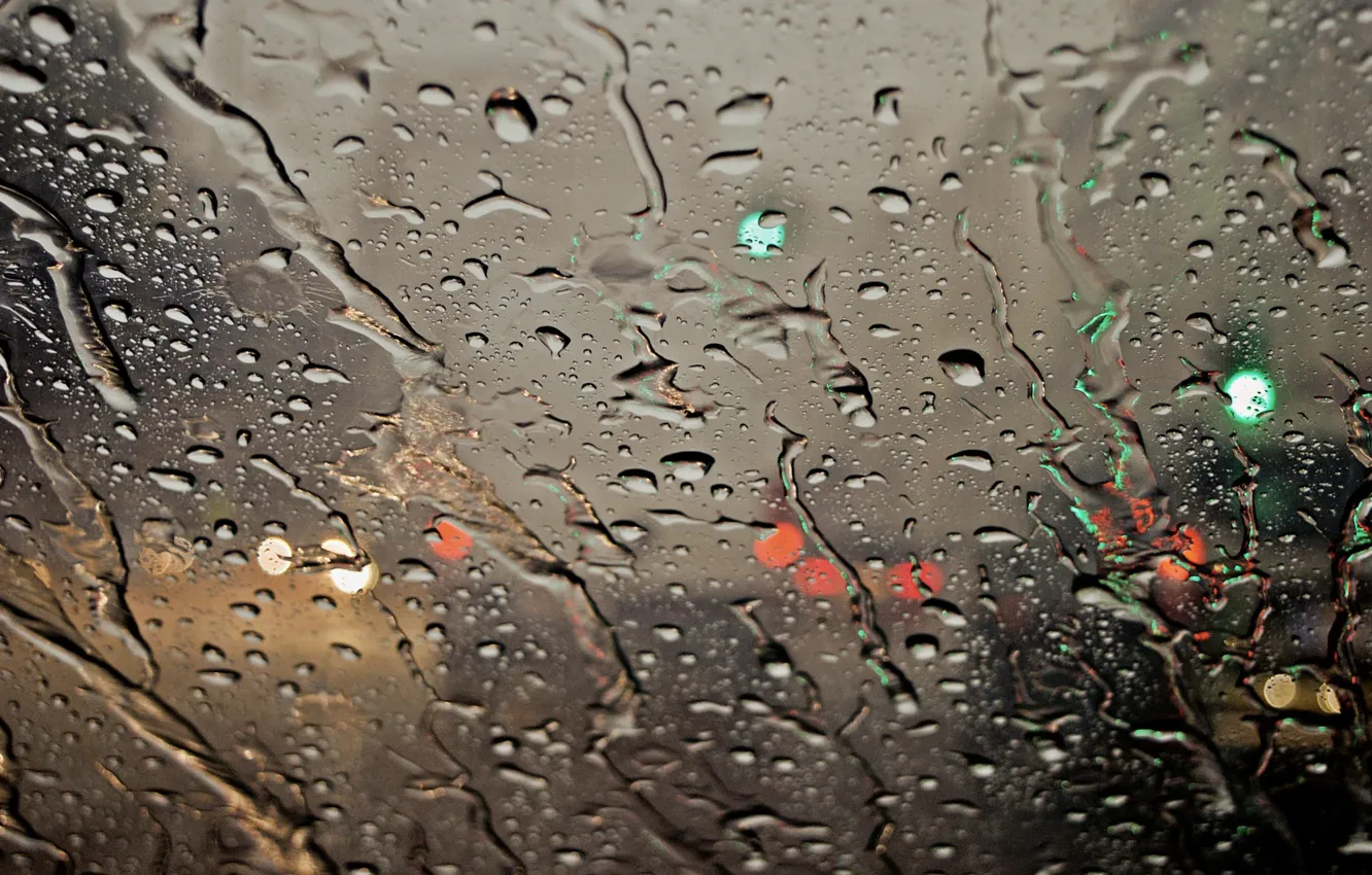 Фото обои мокро, стекло, капли, макро, огни, дождь