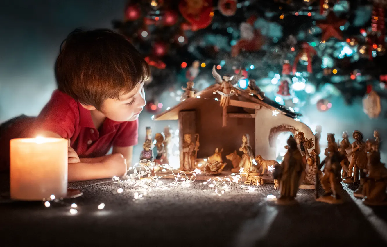 Фото обои свеча, мальчик, Рождество, ёлка, фигурки