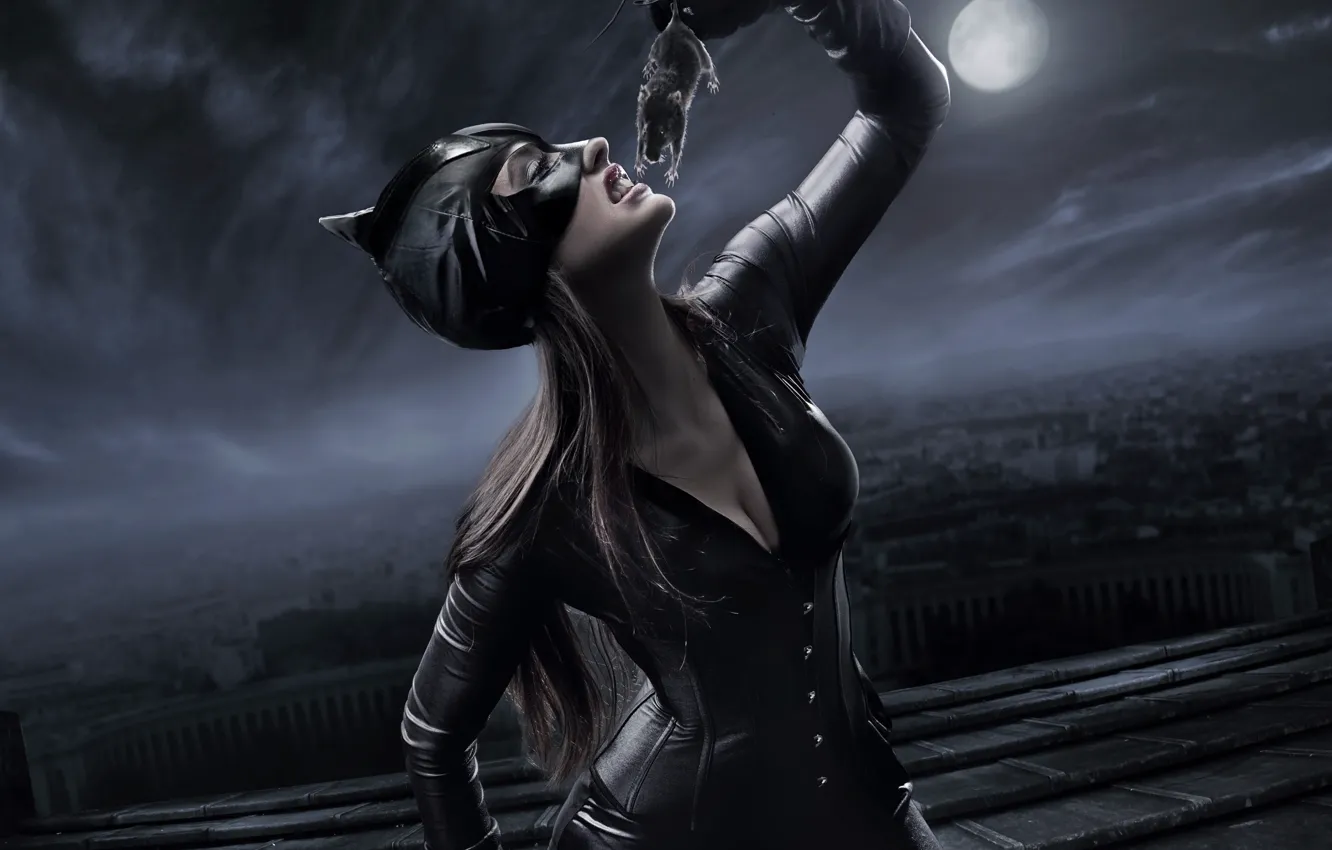Фото обои ночь, луна, маска, костюм, Женщина-кошка, крыса, добыча, Catwoman