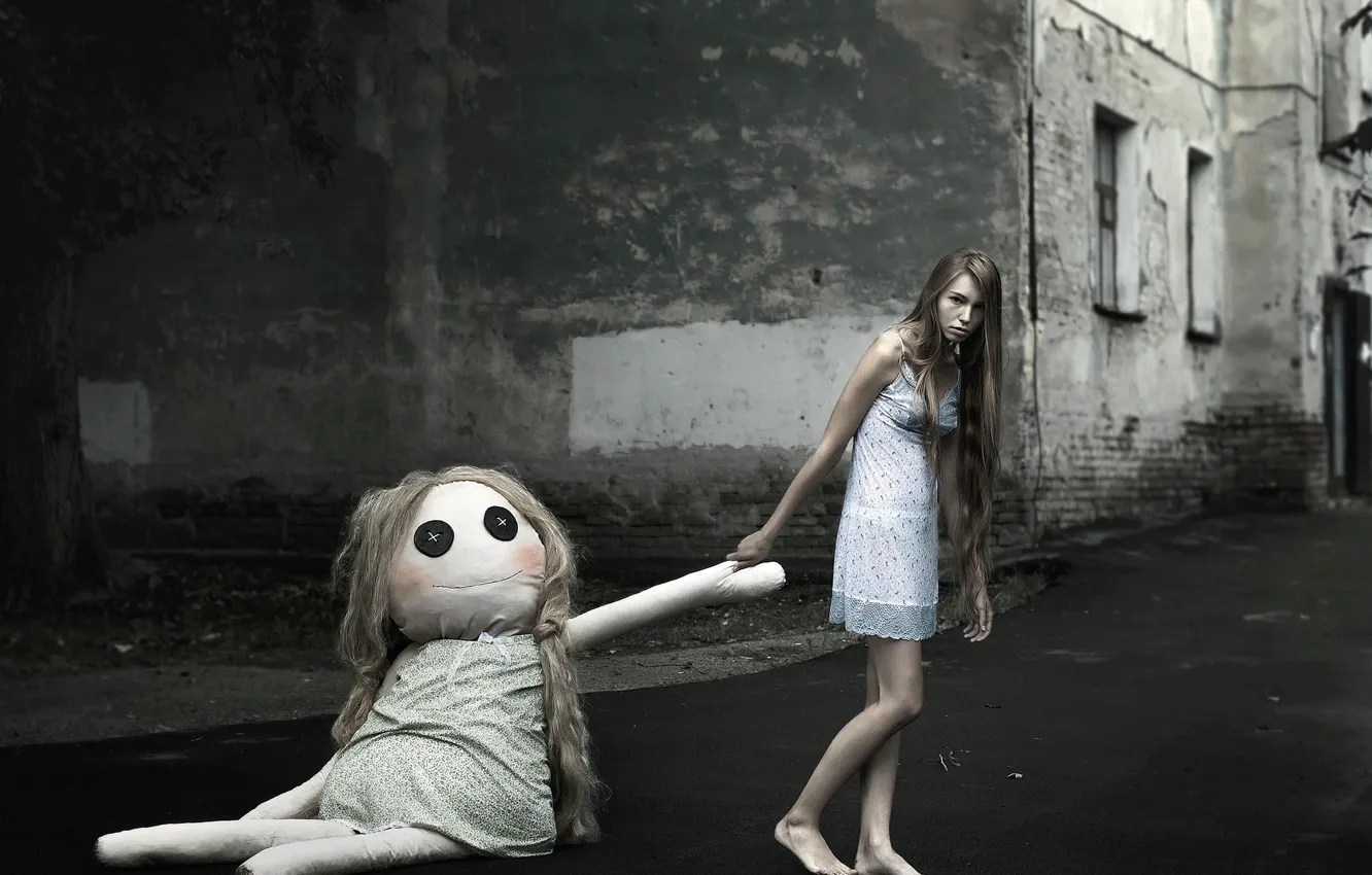 Фото обои девушка, город, сон, кукла, ночнушка, босая