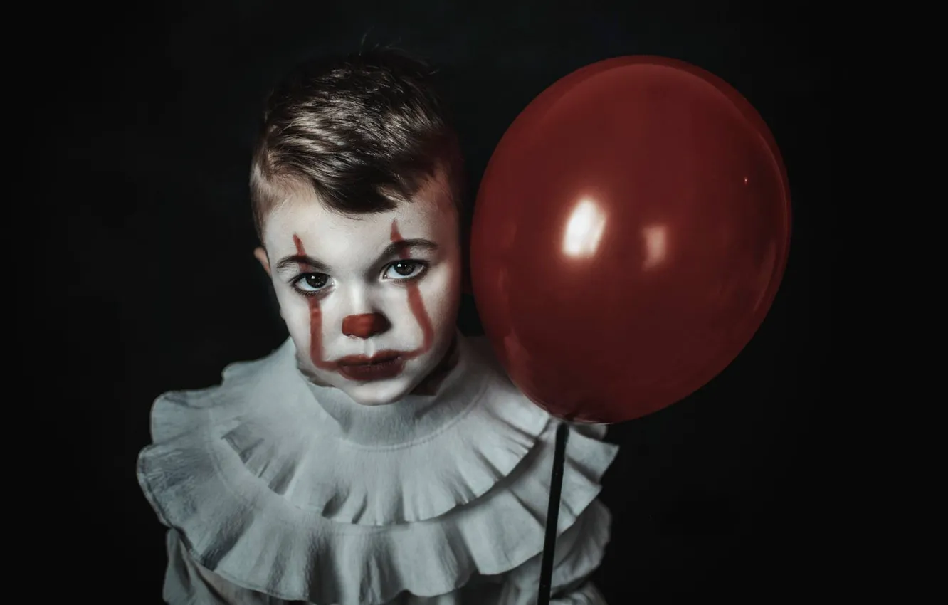 Фото обои взгляд, лицо, шар, мальчик, клоун, чёрный фон, воздушный шарик, Пеннивайз