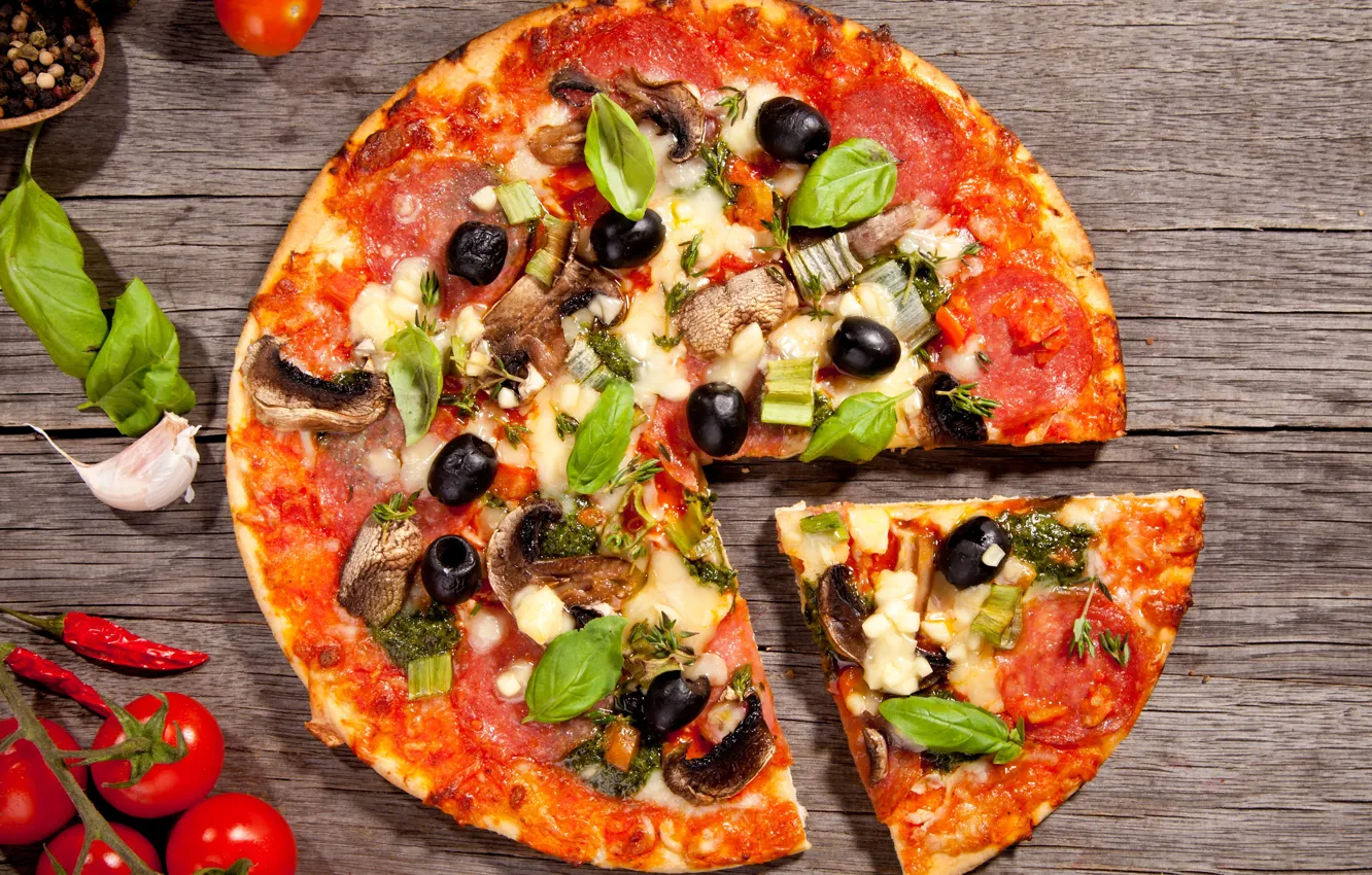 Фото обои еда, сыр, пицца, помидоры, блюдо, маслины, специи, чеснок