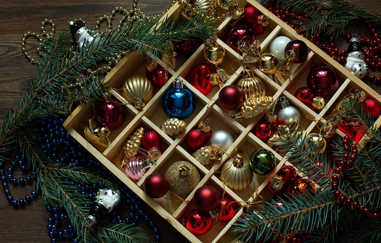 Фото обои шарики, коробка, шары, Рождество, Новый год, бусы, ящик, ёлочные украшения