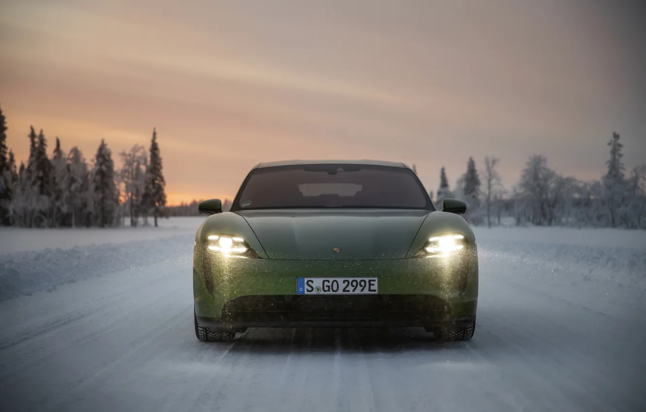 Фото обои снег, Porsche, зелёный, вид спереди, 2020, Taycan, Taycan 4S