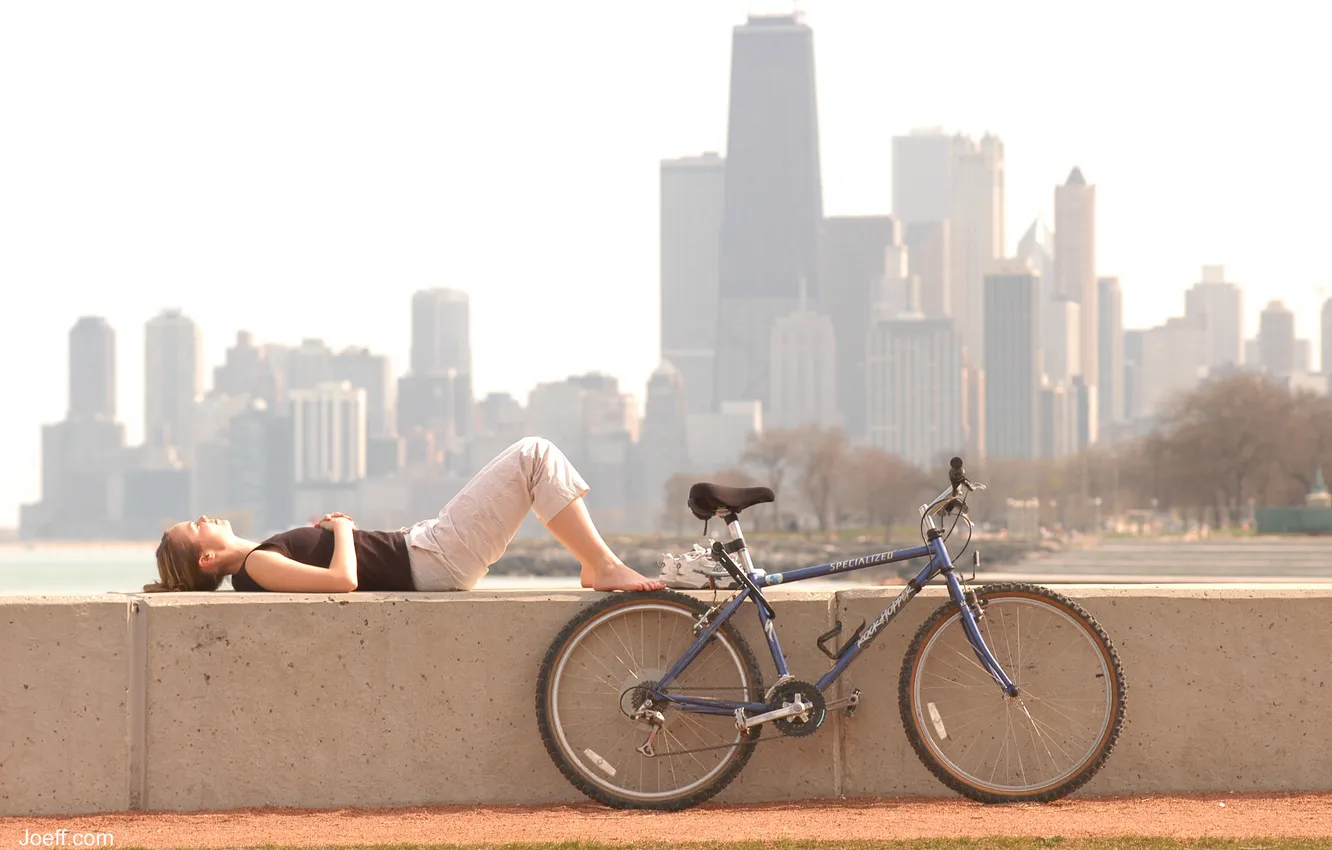 Фото обои девушка, велосипед, город, Чикаго, bike, привал