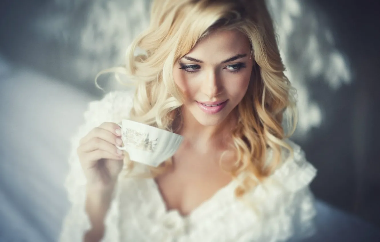 Фото обои smile, blonde, drink, tea