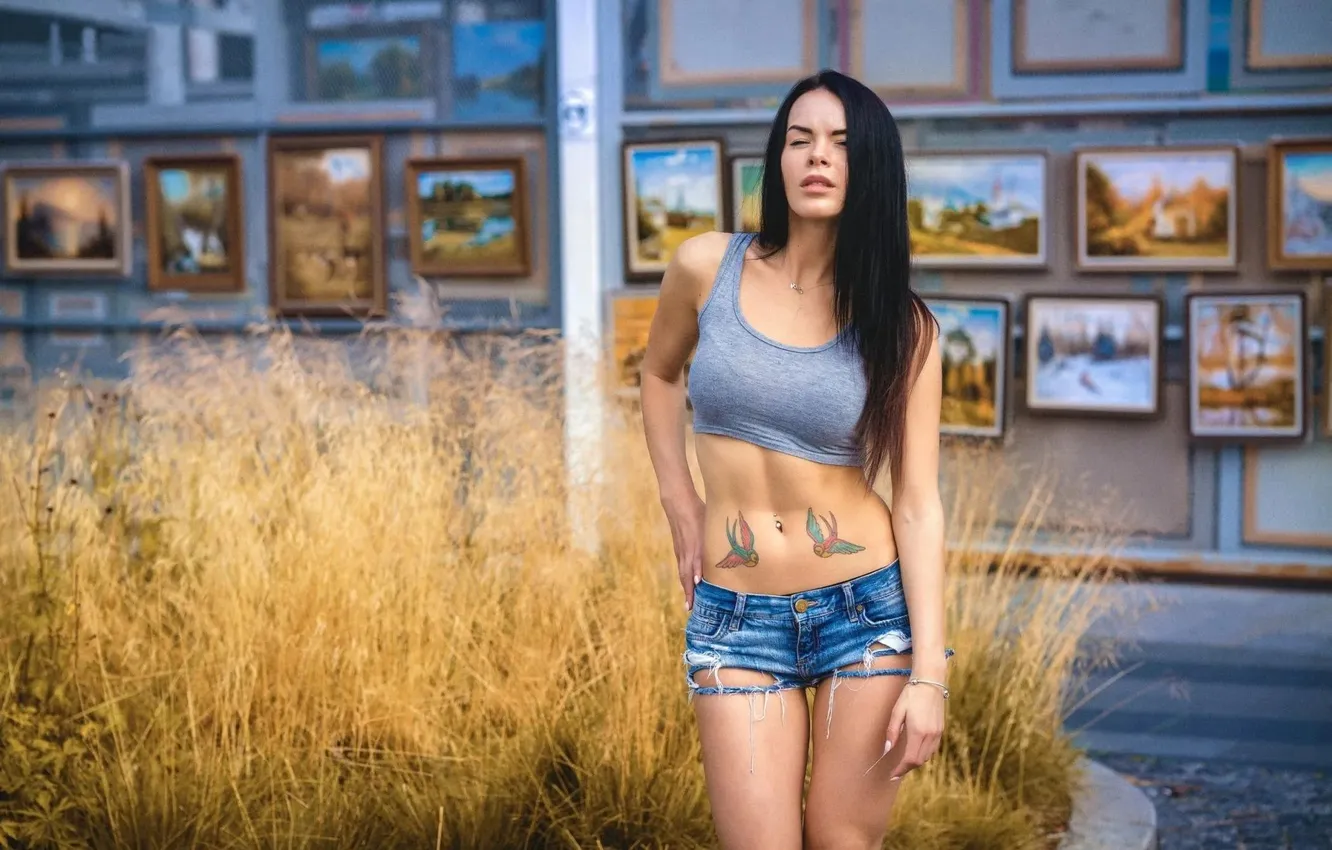 Фото обои girl, shorts, beautiful, model, tattoo, brunette