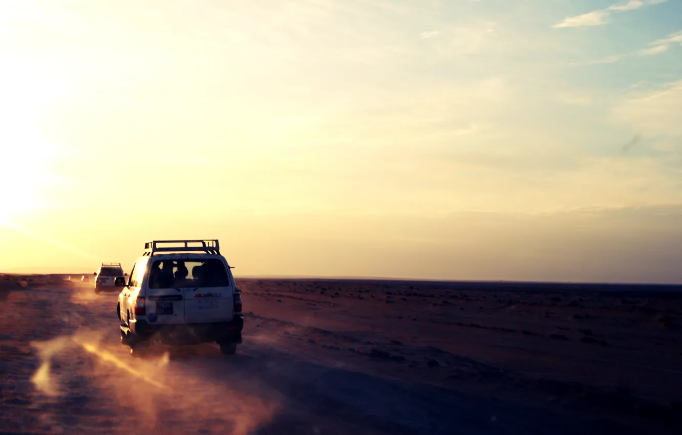 Фото обои песок, машина, небо, солнце, пустыня, джип, путешествие, солнечные лучи