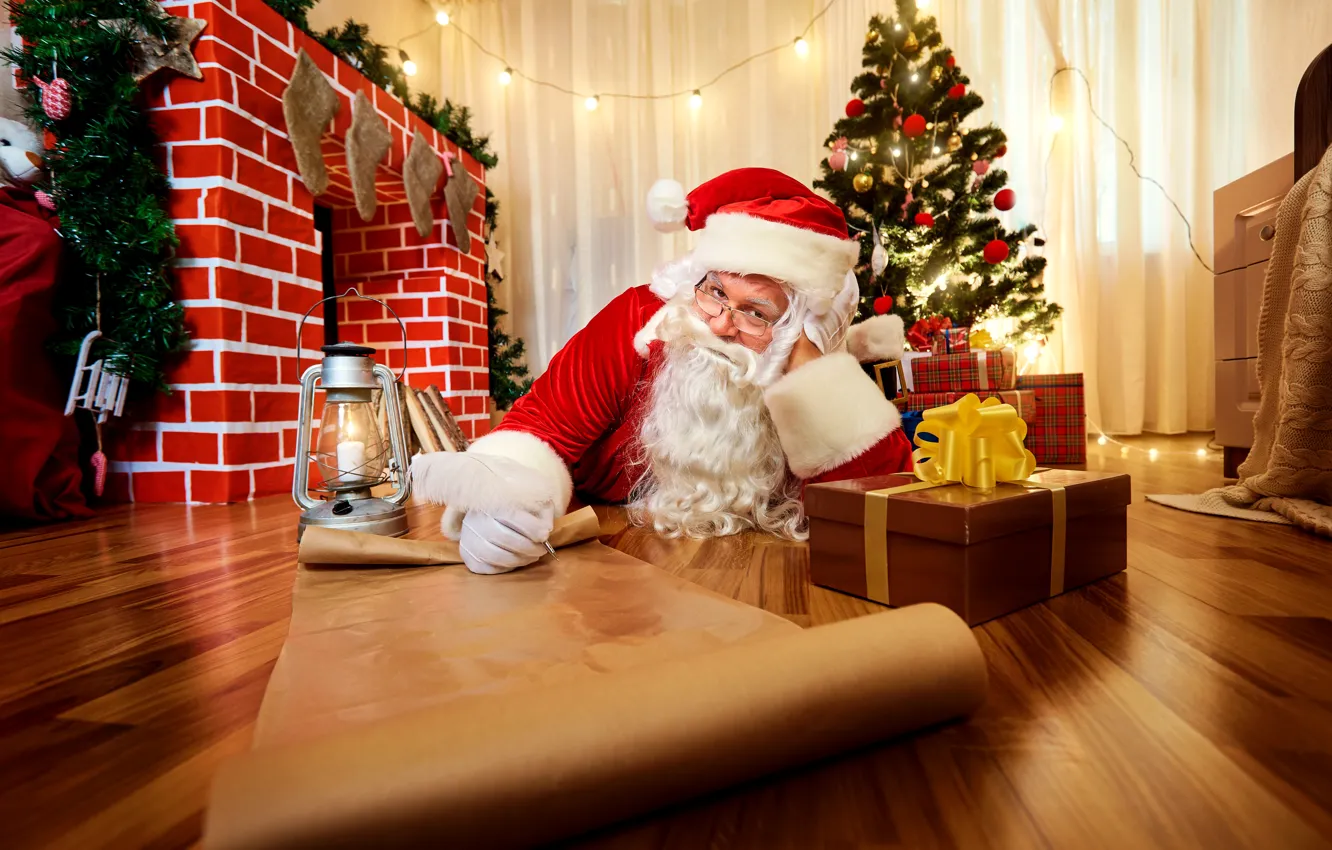 Фото обои праздник, елка, Новый Год, Рождество, подарки, ёлка, камин, Санта Клаус