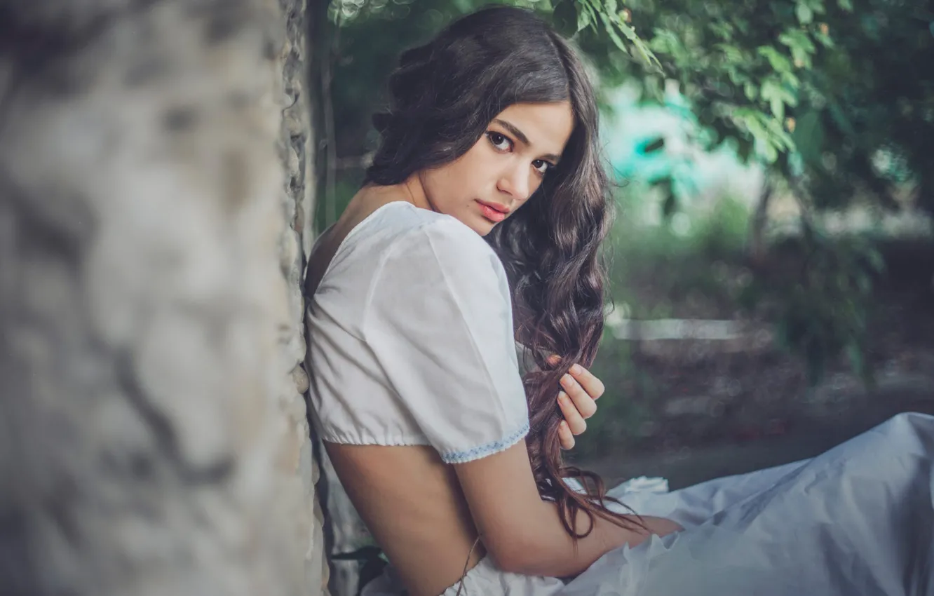 Фото обои взгляд, девушка, ветки, природа, лицо, поза, стена, листва