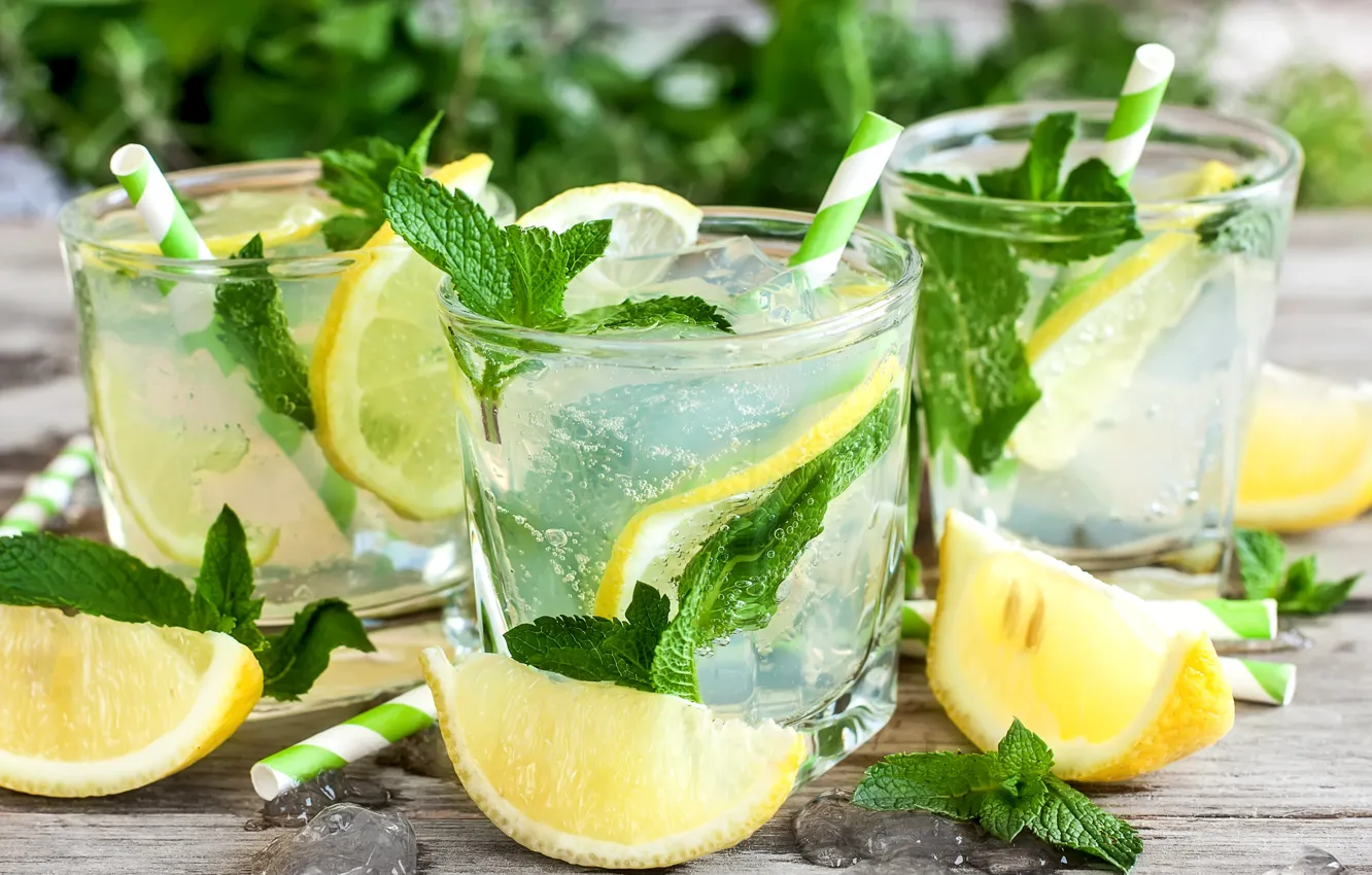 Фото обои лед, лимон, доски, стаканы, напиток, мята, трубочки, лимонад